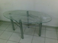 Стъклена маса с тръбни крака